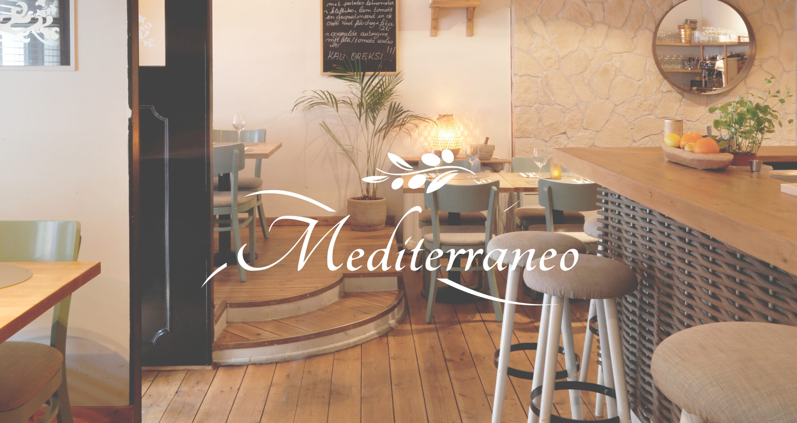 Sfeerbeeld van het restaurantinterieur met rieten hanglampen