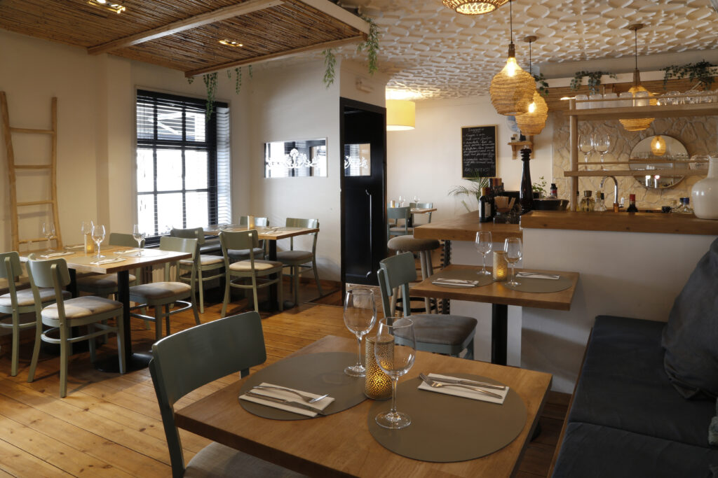 Gedekte tafels in het sfeervolle interieur van Mediterraneo