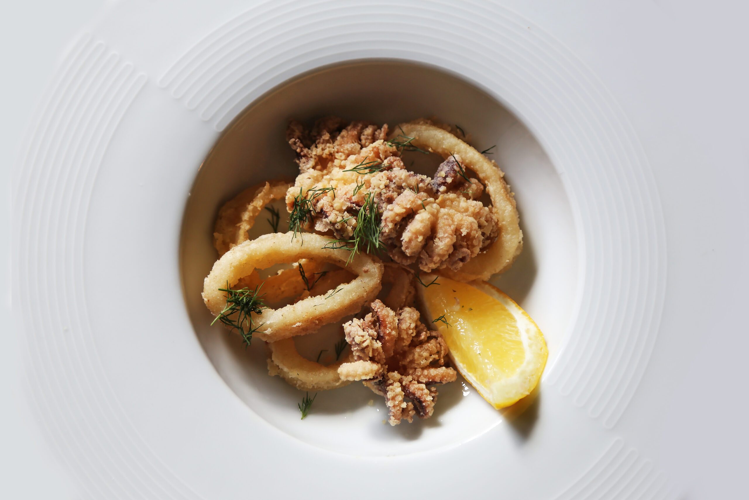 Krokante gefrituurde calamari met kruidengarnituur