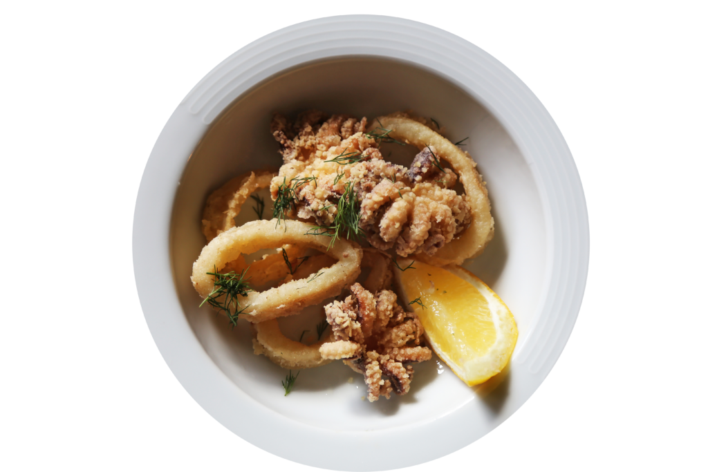 Wit bord met krokant gefrituurde calamari